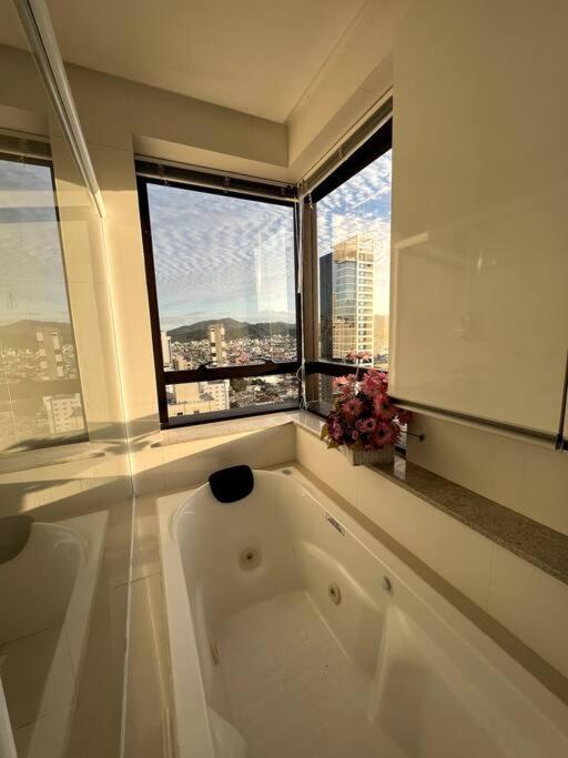 Apartamento No Centro, Com Vista Mar E Cristo Luz Balneario Camboriu Exterior photo